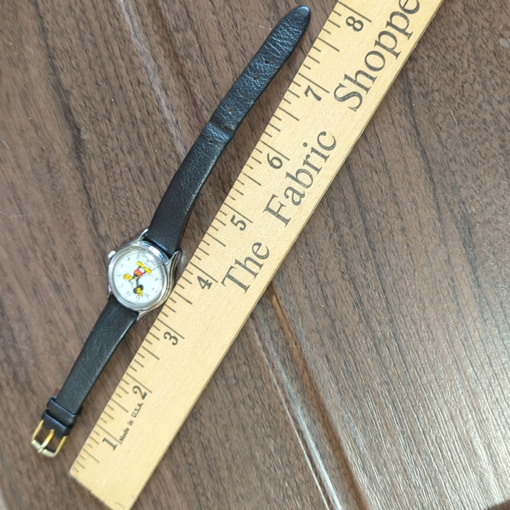 Vintage Disney Mickey Lorus Watch - Picture 9 of 11